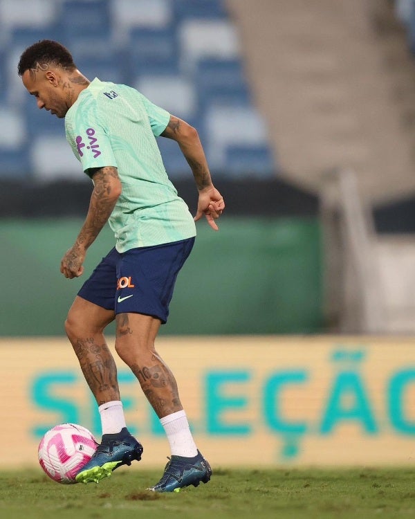 Neymar Jr entrenando con Brasil 