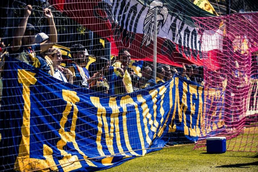 Afición del América en las instalaciones de Coapa