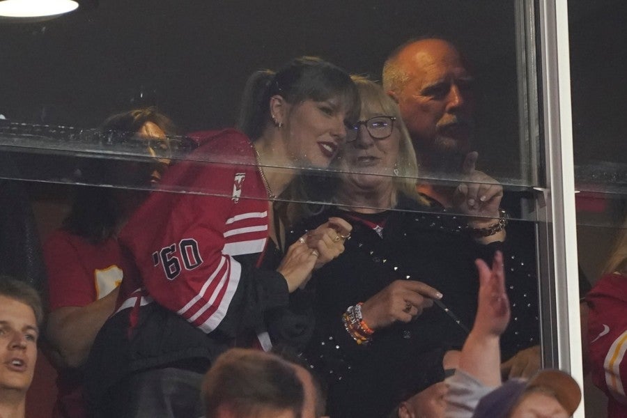 Taylor Swift abrazando a Donna Kelce