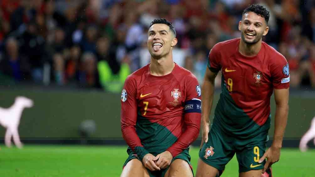 Cristiano Ronaldo y Goncalo Ramos durante el juego ante Eslovaquia