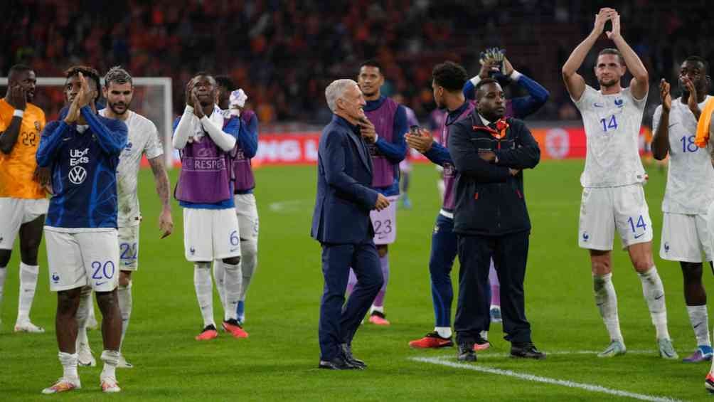 Didier Deschamps y jugadores de Francia celebran tras lograr la clasificación