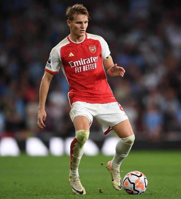 Martin Odegaard controlando el balón