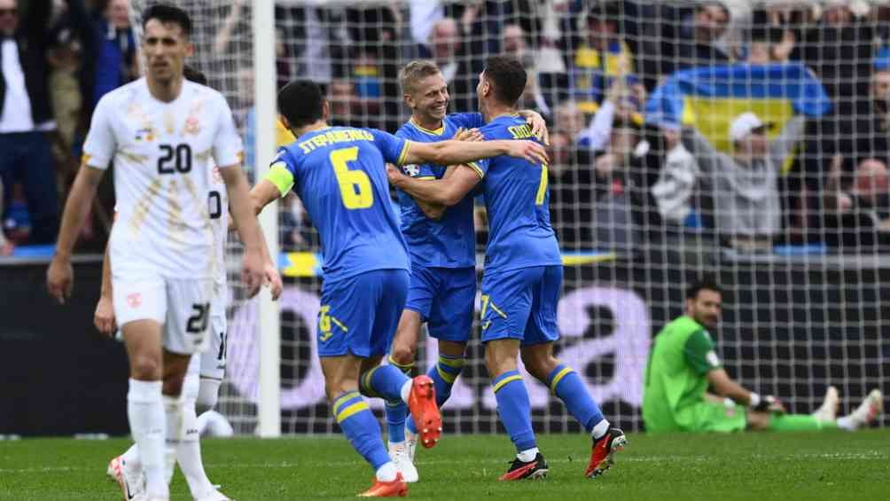 Georgiy Sudakov de Ucrania celebra su gol con sus compañeros 