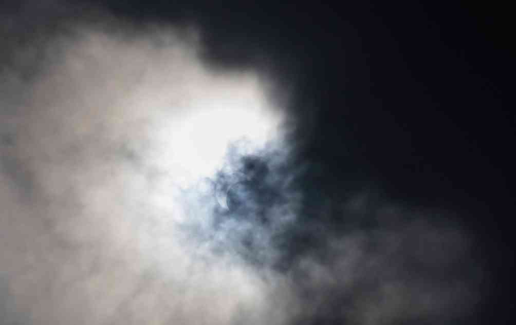 El eclipse a través de las nubes en Miami