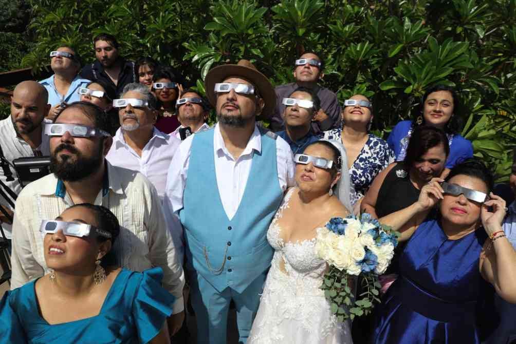 Una pareja observa con su familia el eclipse durante su matrimonio en Mérida