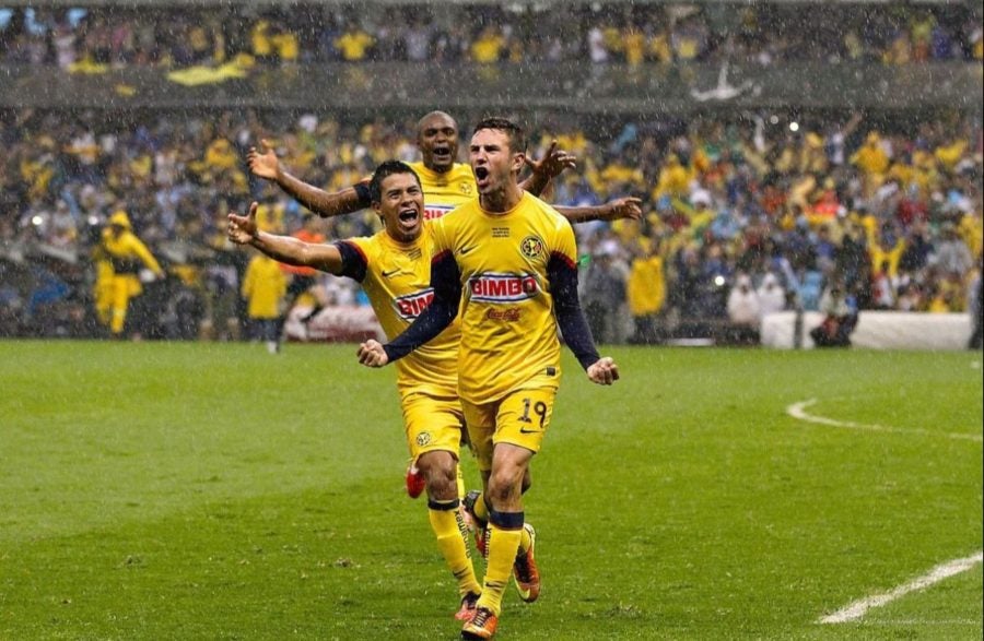 Miguel Layún celebrando el título con el América 