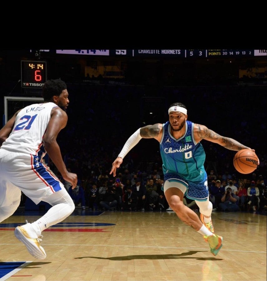 Miles Bridges contra Joel Embiid