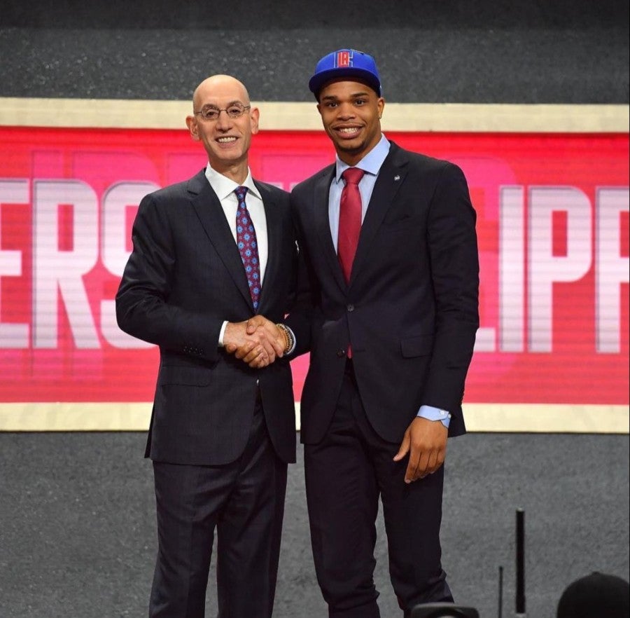 Miles Bridges con Adam Silver, comisionado de la NBA