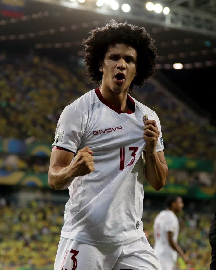 Bello celebrando su gol con Venezuela 