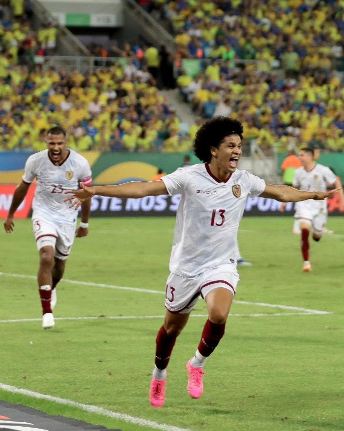 Bello celebrando su gol 