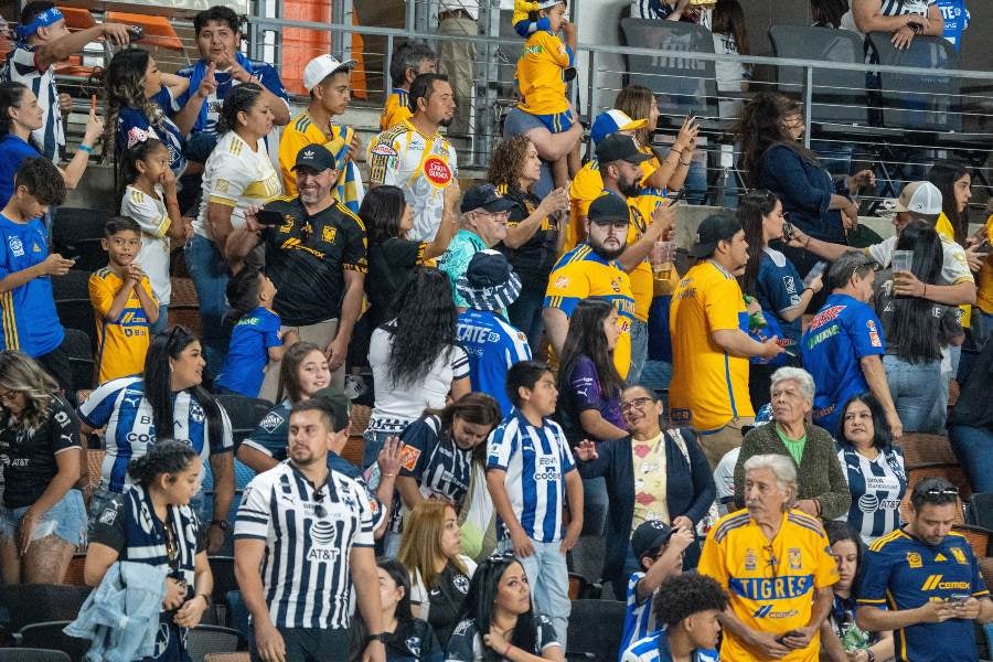 Hubo una pelea en el duelo entre Tigres y Rayados