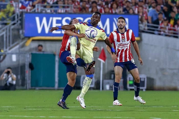 Quiñones disputando el balón