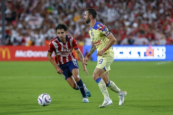 Chivas disputando el Clásico Nacional 