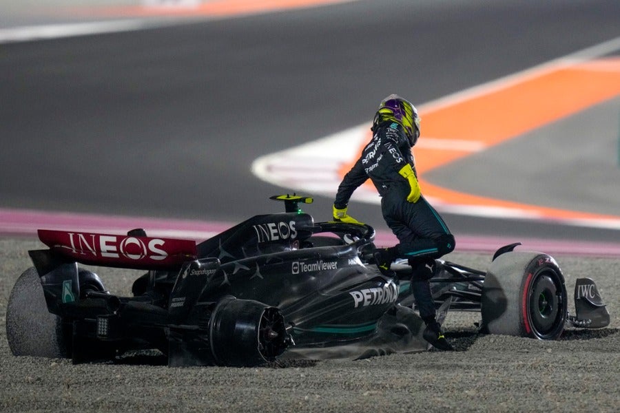 Lewis Hamilton caminó en la pista durante el GP