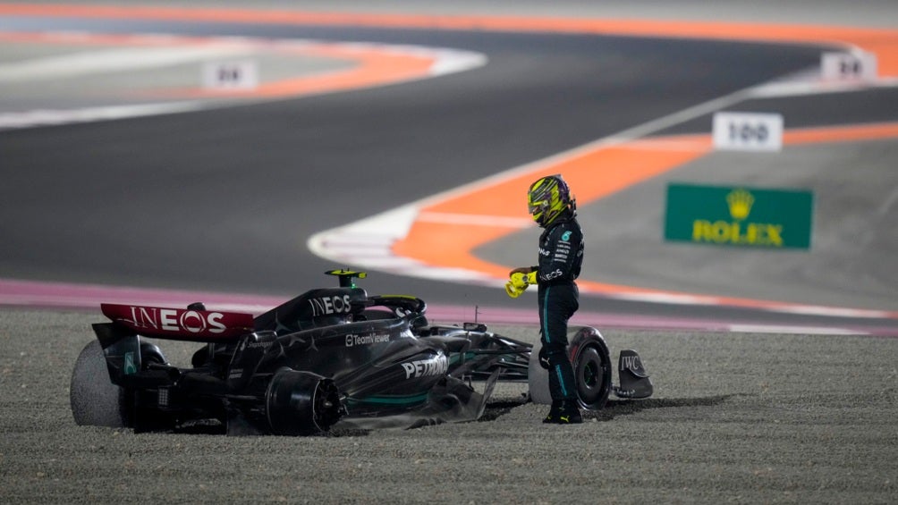 FIA analiza otra sanción a Lewis Hamilton por caminar en la pista tras el Gran Premio de Qatar