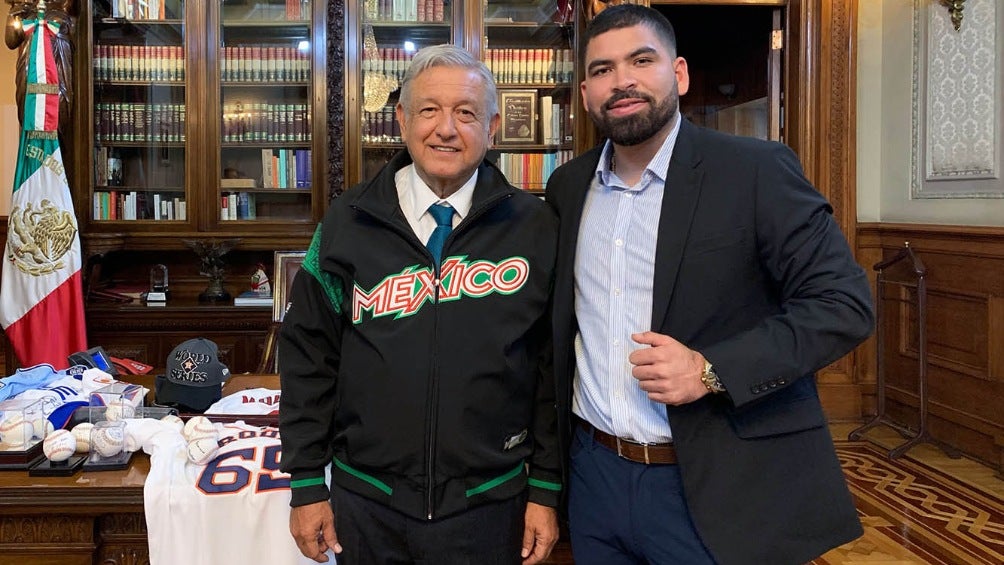 AMLO presume foto con José Urquidy 