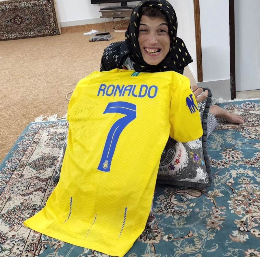 Fatemeh con la playera de Cristiano Ronaldo