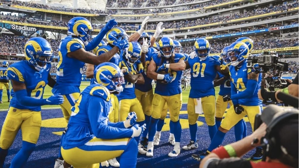 Los Rams celebran su victoria en SoFi Stadium