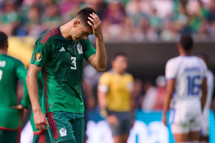 César Montes en un partido del Tricolor