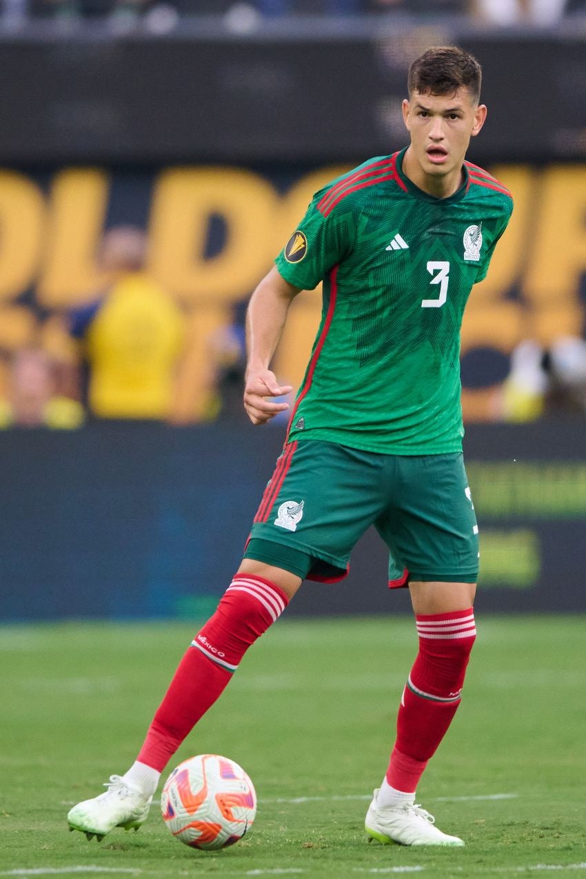 César Montes en un partido del Tricolor