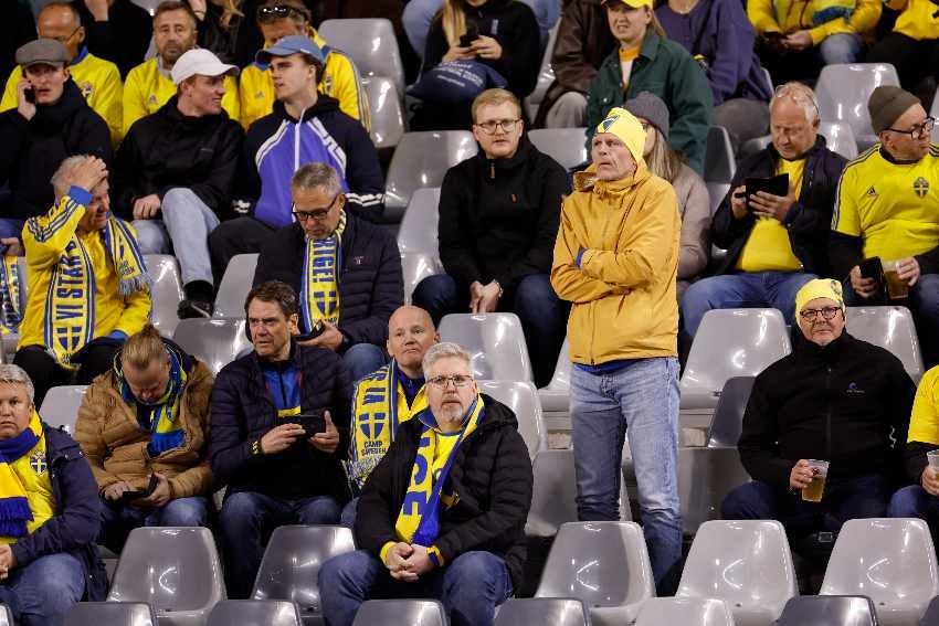 Aficionados sin poder salir del estadio