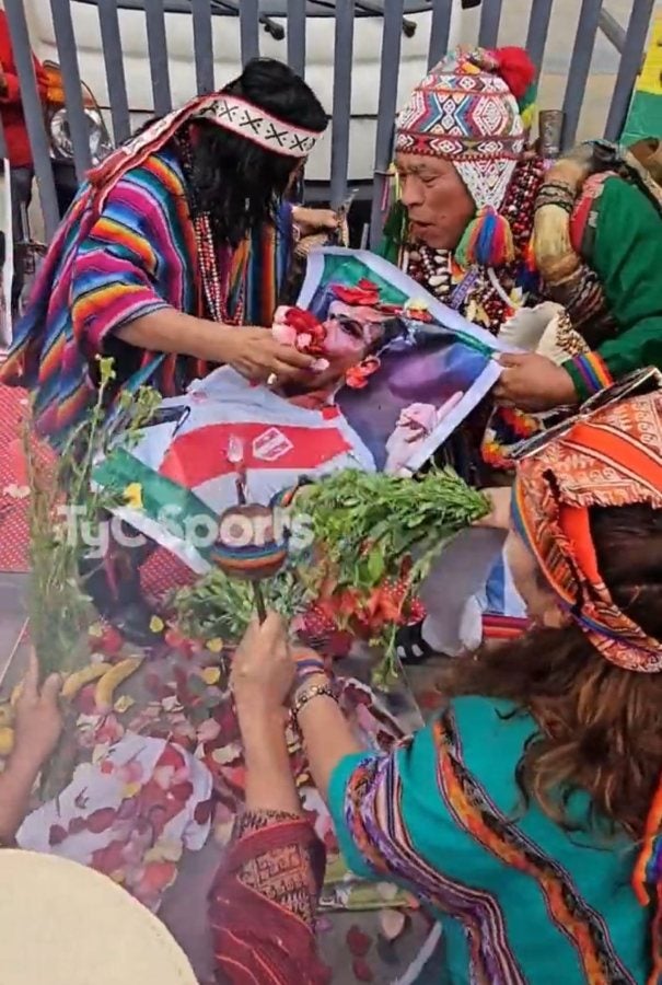 Chamanes afuera del Nacional de Lima