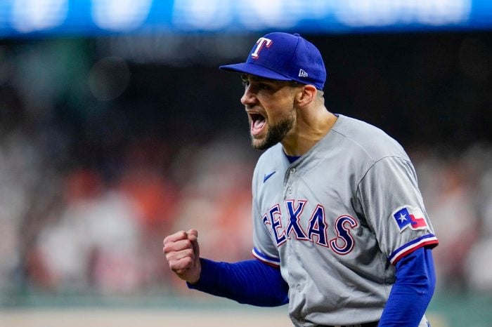 Astros de Houston vencen a los Rangers, que aún aventajan la Serie
