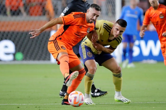 Héctor Herrera en un partido con Houston Dynamo