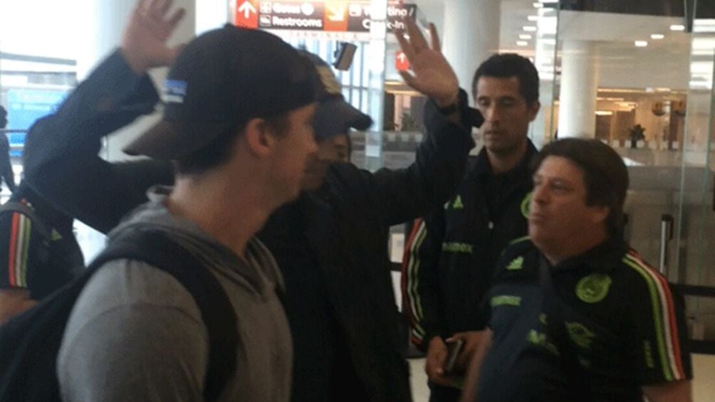 Martinoli y 'Piojo', durante el pleito en el Aeropuerto