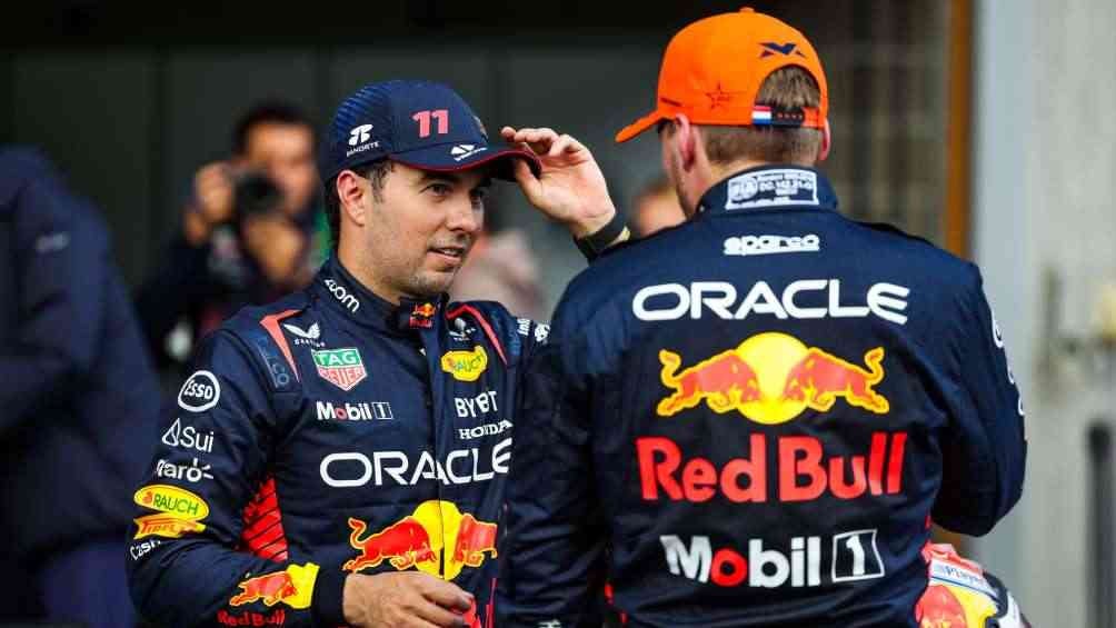 Checo Pérez en conversación con Max Verstappen