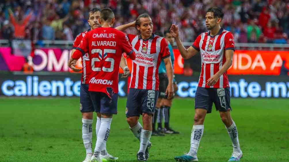 Jugadores de Chivas festejan con Alvarado durante el Clásico Tapatío