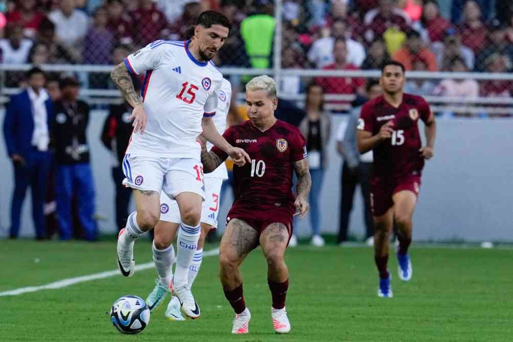 Diego Valdés con la Selección de Chile ante Venezuela