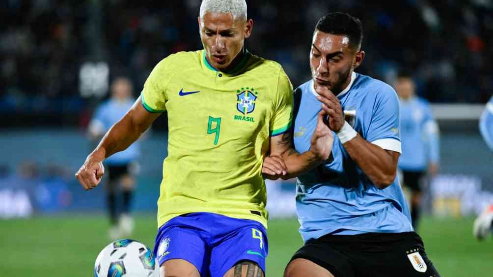 Sebastián Cáceres ante Richarlison en el triunfo de Uruguay contra Brasil