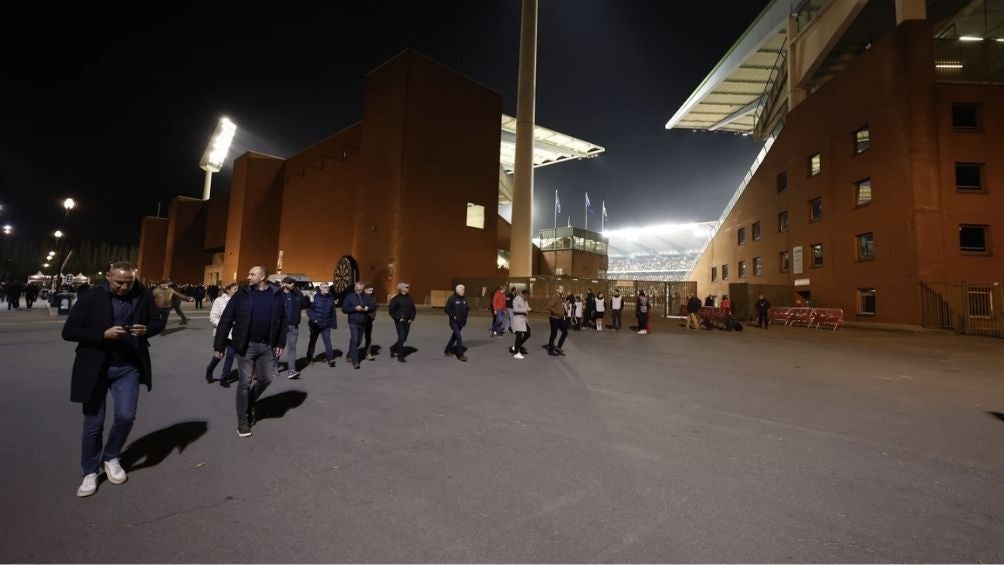 La gente evacuando el estadio tras la suspensión