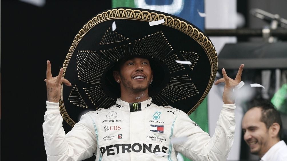 Hamilton celebrando su victoria en México