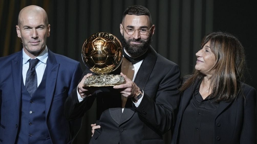 Karim Benzema con el Balón de Oro