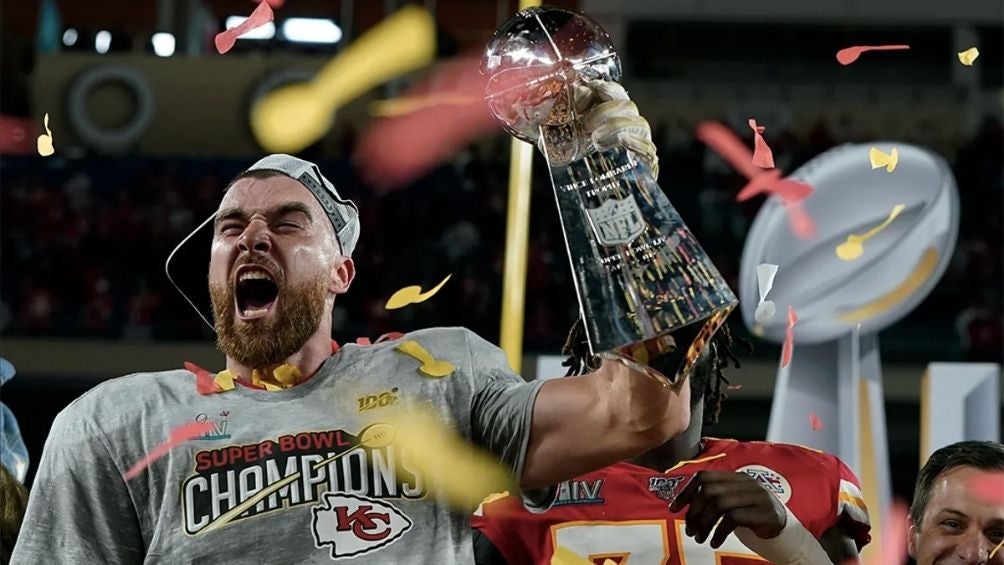 Kelce festejando el Superbowl