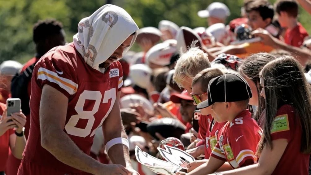 Kelce firmando autografos