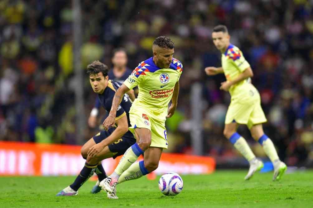 Jonathan Dos Santos ante los Pumas