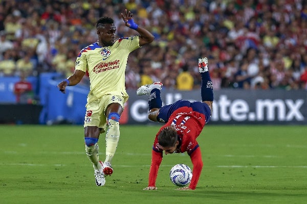 Quiñones jugando con el América 