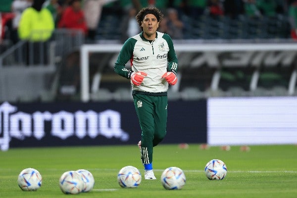 Guillermo Ochoa entrenando con México 