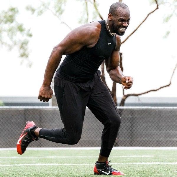 Chandler Jones entrenando 