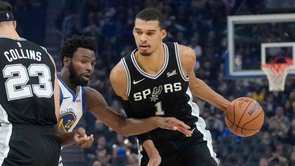 Wembanyama se enfrenta a Andrew Wiggins en la primera mitad del partido