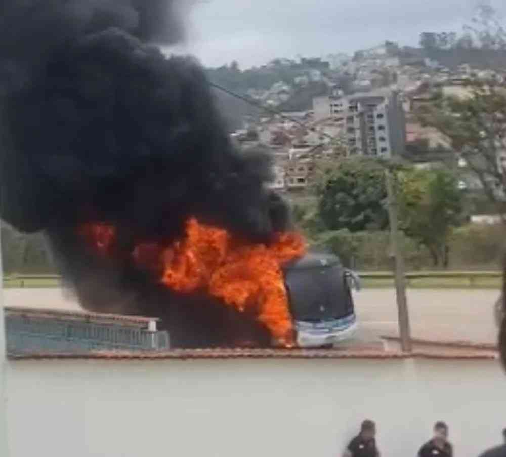 El autobús se incendió por sobrecalentamiento del motor