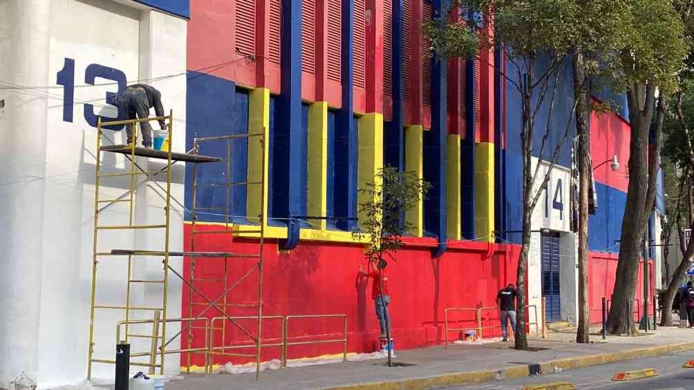 Por la mañana algunos trabajadores pintaron las paredes de amarillo