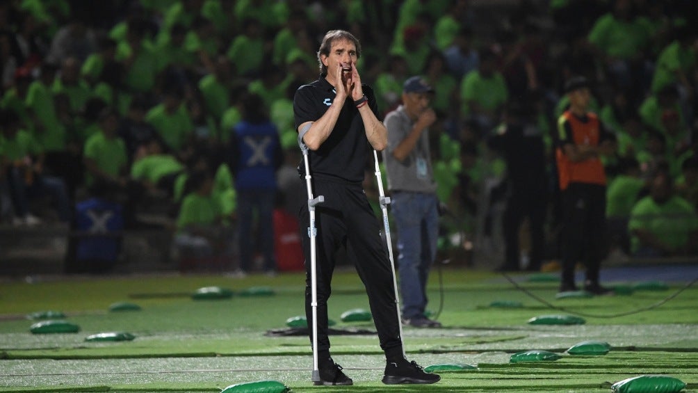 Guillermo Almada dirigió en muletas el partido entre Juárez y Tuzos; conoce la razón