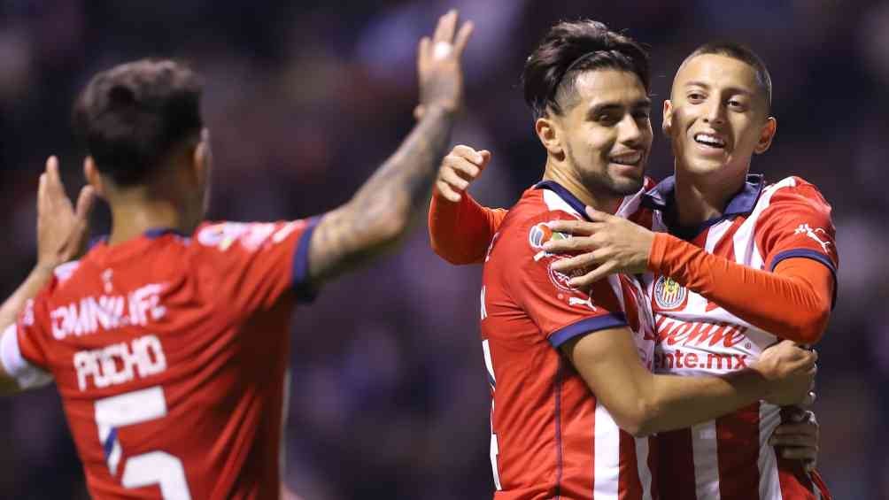 Marín y Guzmán celebran tras el penal anotado de 'Piojo' Alvarado