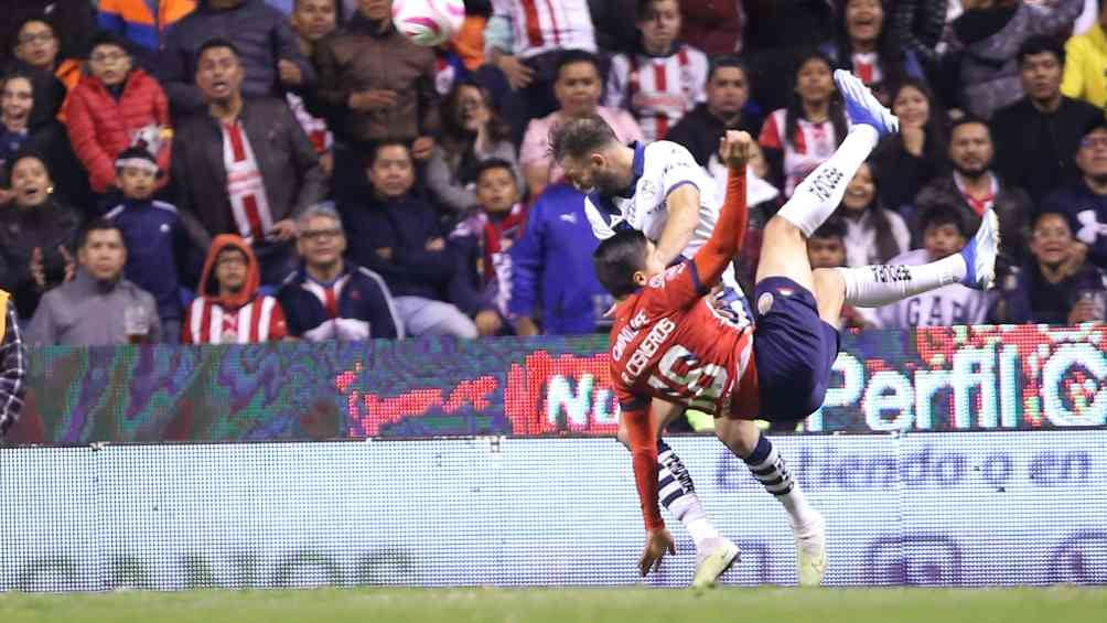 La definición de chilena de Cisneros para el segundo gol de Chivas