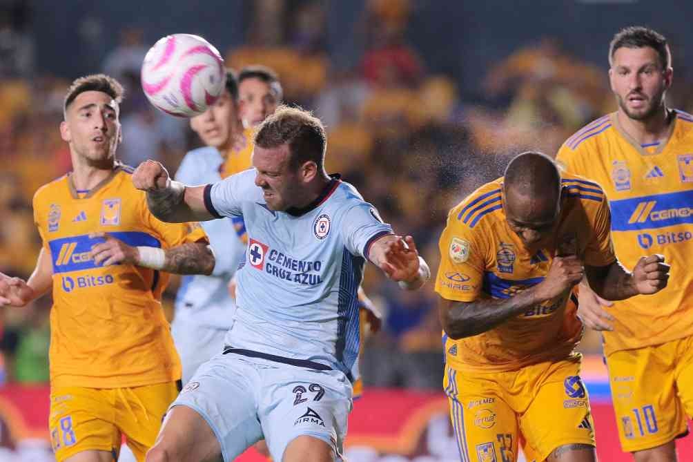 Gignac en la disputa del balón ante Rotondi