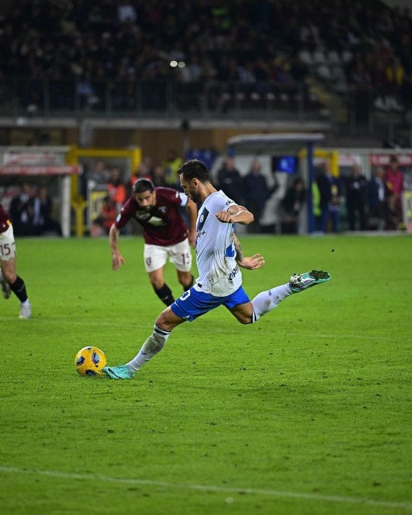 Hakan Çalhanoğlu cobrando el penalti 